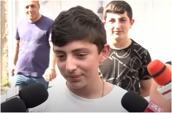 «Я пообещал, что всегда буду рядом с отцом и сделаю всё, что нужно»: сын Артура Саргсяна тоже прибыл к зданию Следственного комитета (видео)